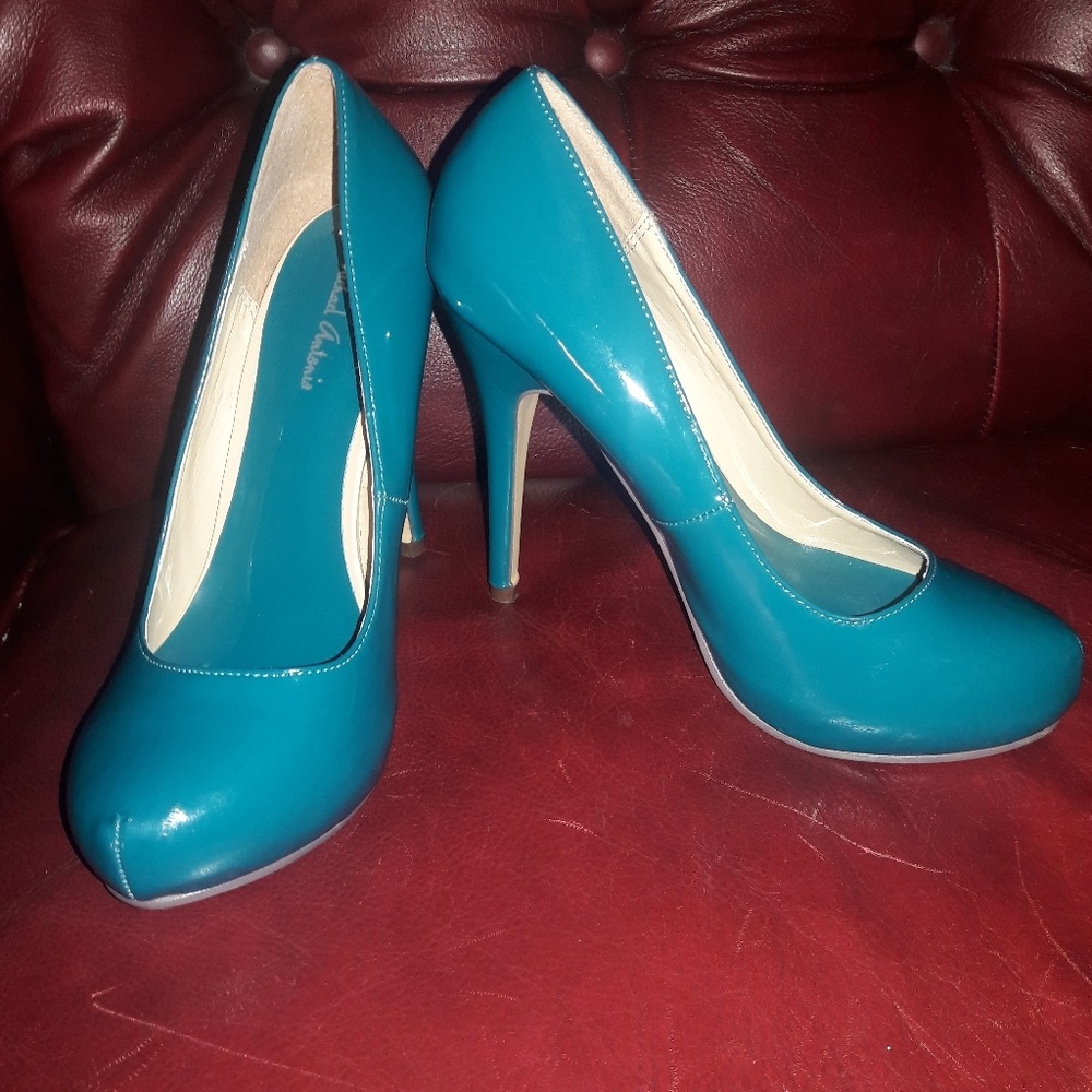 Michael Antonio teal pumps size 6.5
